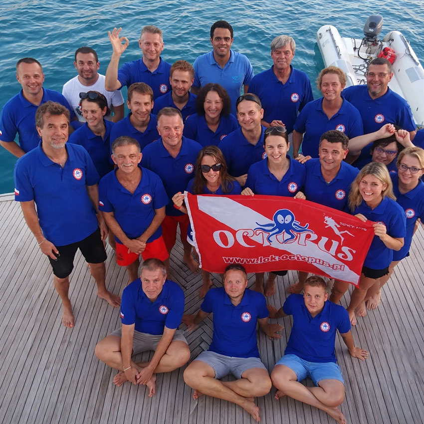 Polówki z haftem logo dla klubu nurkowego – elegancka odzież na wyjazdy i wydarzenia