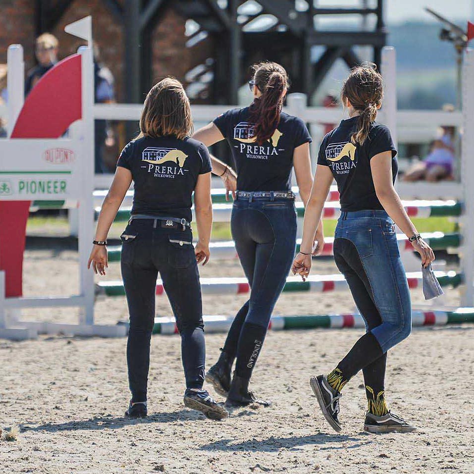 Koszulki polo z haftem logo dla klubu jeździeckiego – odzież dla instruktorów i pracowników stajni