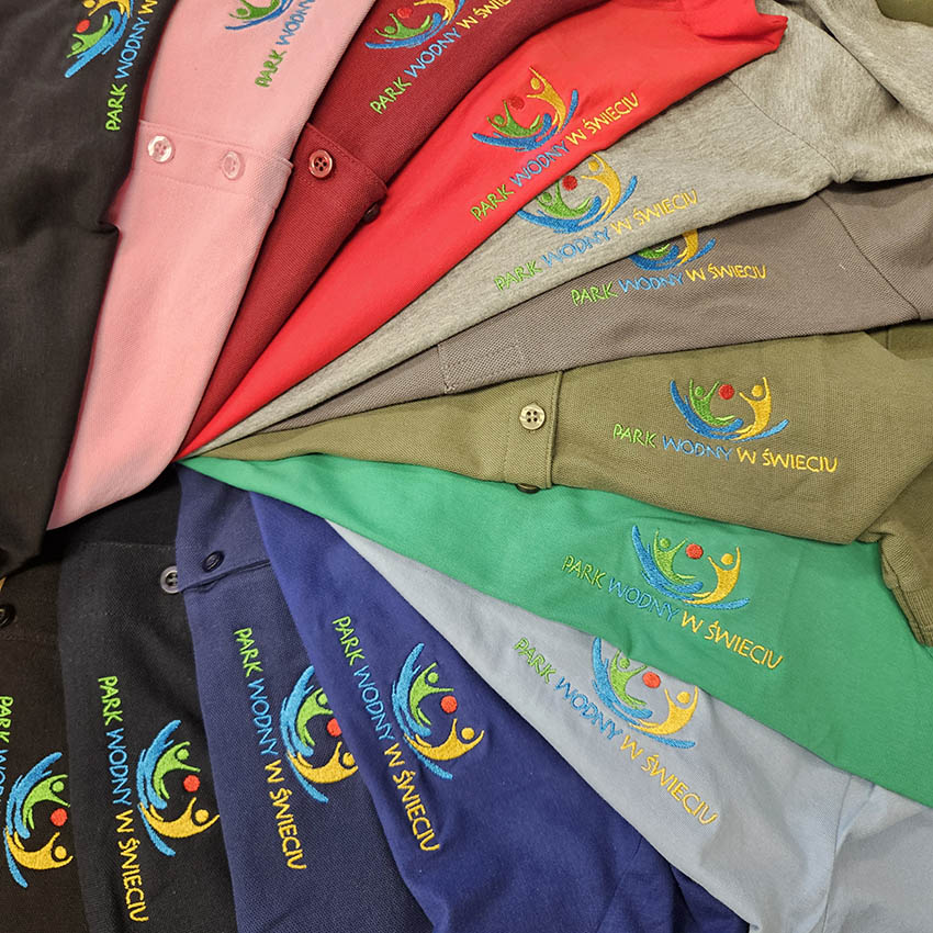 Koszulki polo z haftem dla pracowników parku wodnego – odzież dla obsługi basenu i recepcji