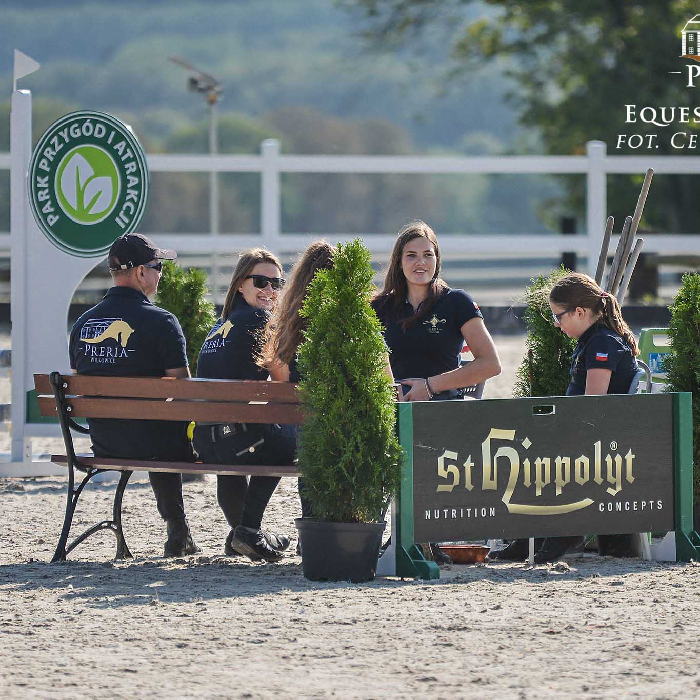 Koszulki polo z logo dla klubu jeździeckiego – spójna odzież dla zespołu i klientów