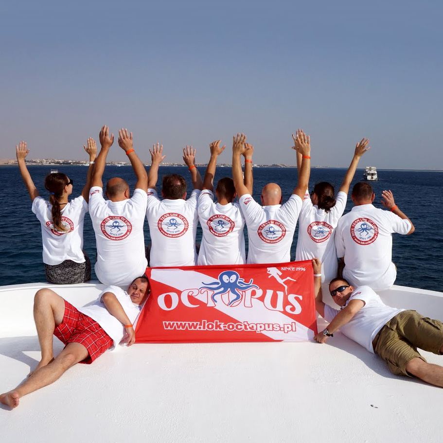 Koszulki polo z logo dla stowarzyszenia nurkowego – odzież na rejs i eventy branżowe