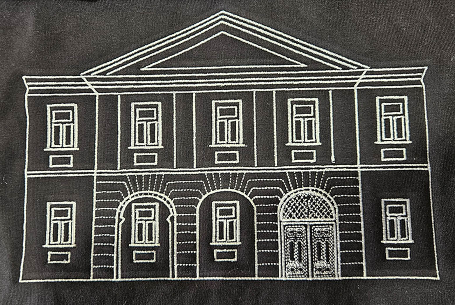 Polar lub bluza z haftem logo placówki oświatowej